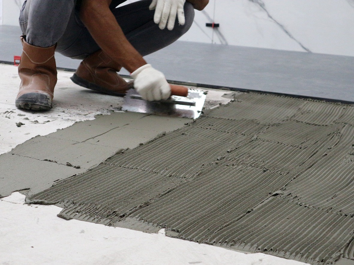 Tile on Tile: Solusi Renovasi Lantai Modern Tanpa Bongkar